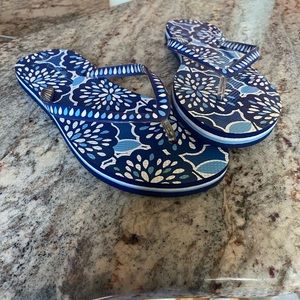 Vera Bradley Woman flip flops size 5-6